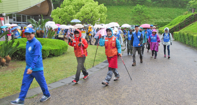 雨にも負けず全員ゴール 森林浴ウォーキング大会