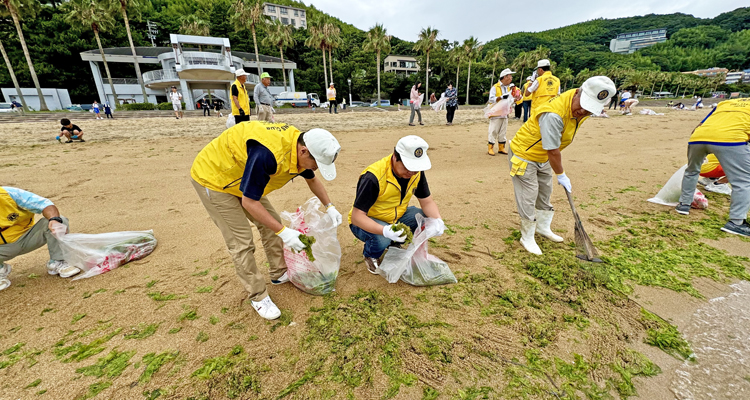 みんなの海岸をきれいに 1000人クリーン作戦に参加