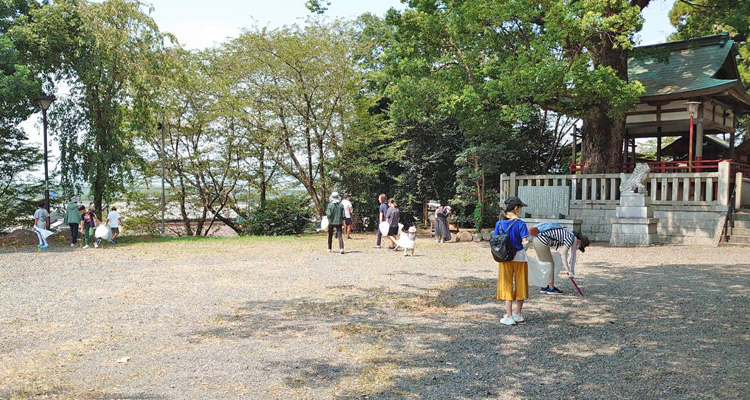 地域の子どもたちとの清掃作業と自然観察