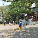 地域の子どもたちとの清掃作業と自然観察