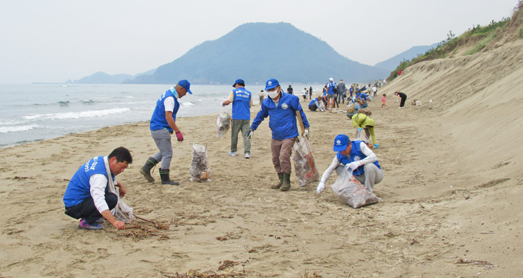 海の豊かさを守ろう ボーイスカウトと海岸清掃