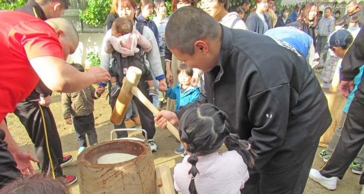 相撲部員と一緒にこども学園もちつき大会